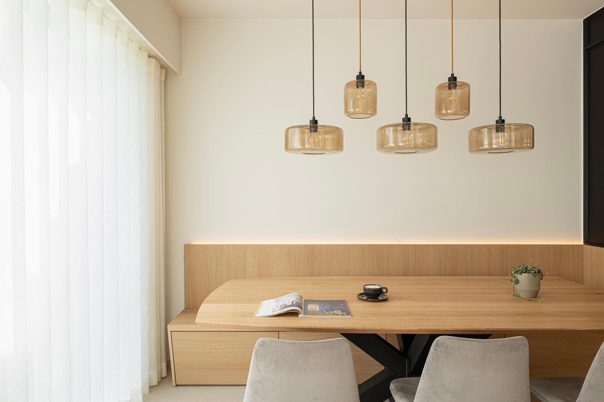 Eetkamer met zitmeubel en opbergruimte