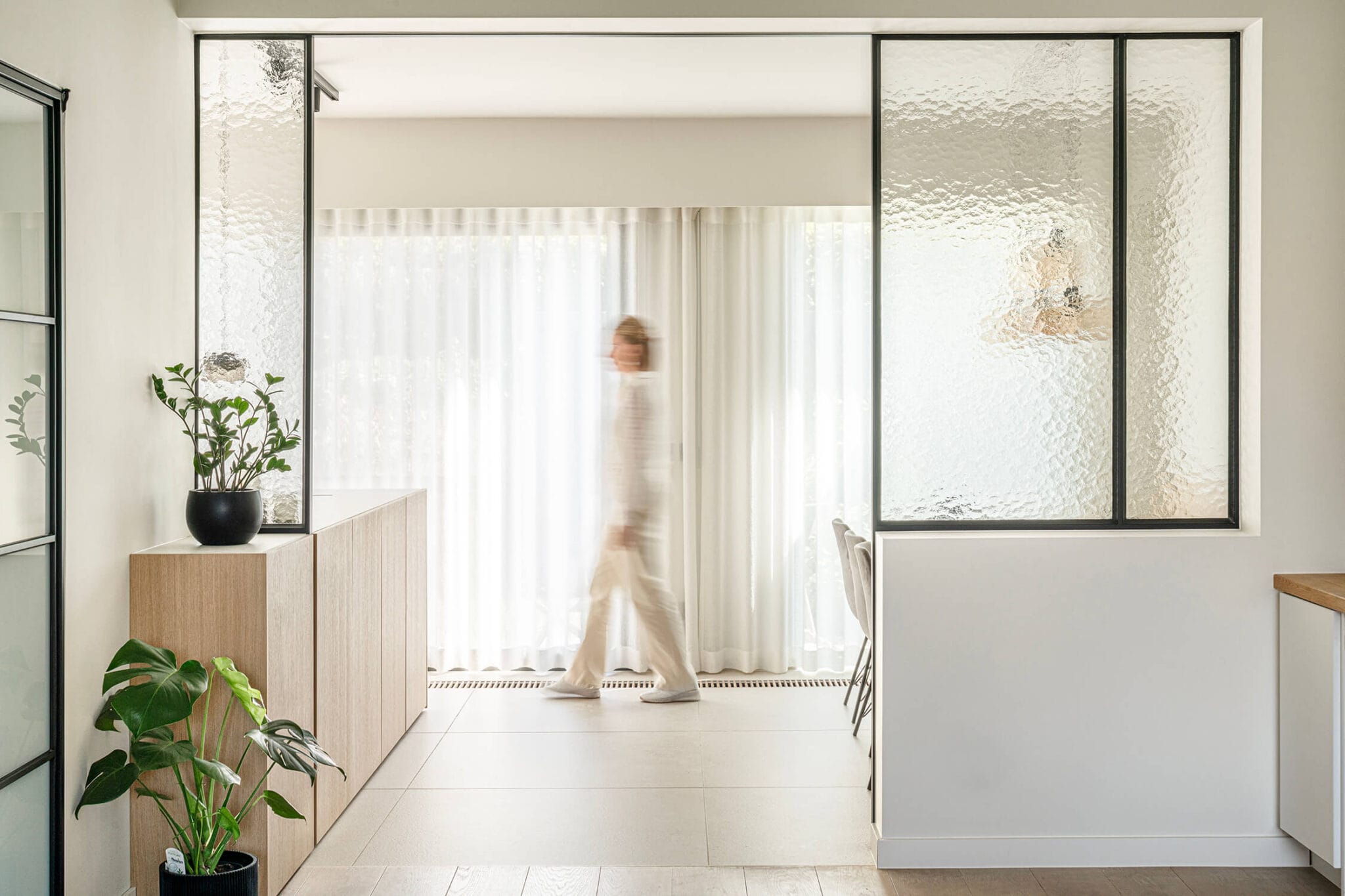 maatwerkinterieur met wandelende vrouw