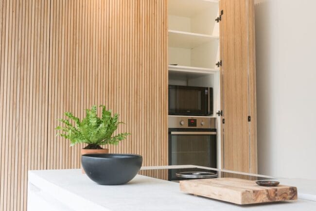 keuken met maatwerk kast en toestellen