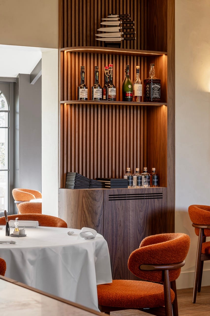 Barmeubel met licht en flessen