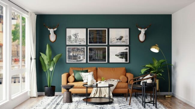 Interieur met lederen sofa en groene muur