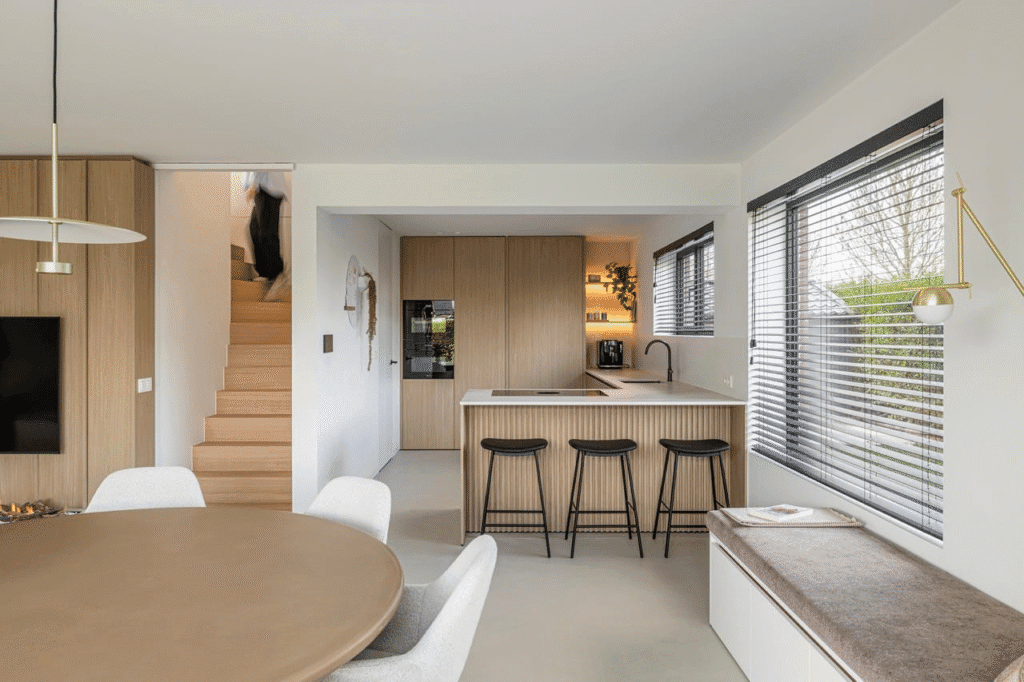 moderne open keuken in beige, wit en hout 