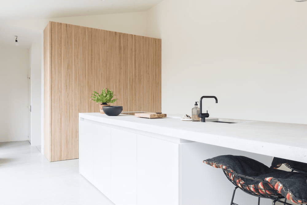 moderne strakke keuken met wit keukenblad en houten maatwerkkast 