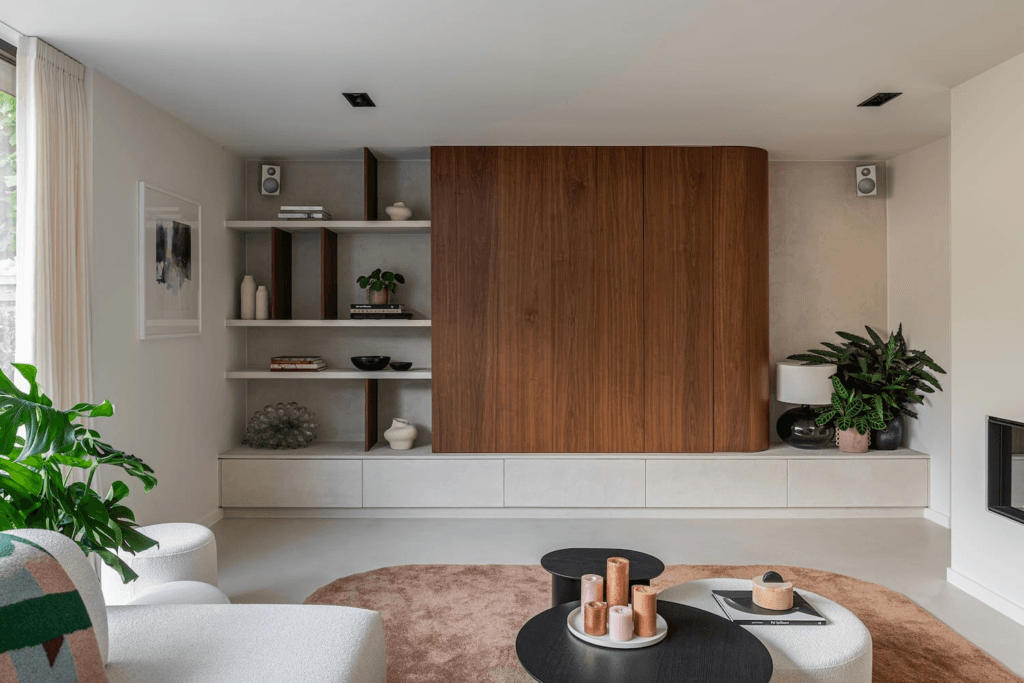 modern interieur met houten wand en boekenrek