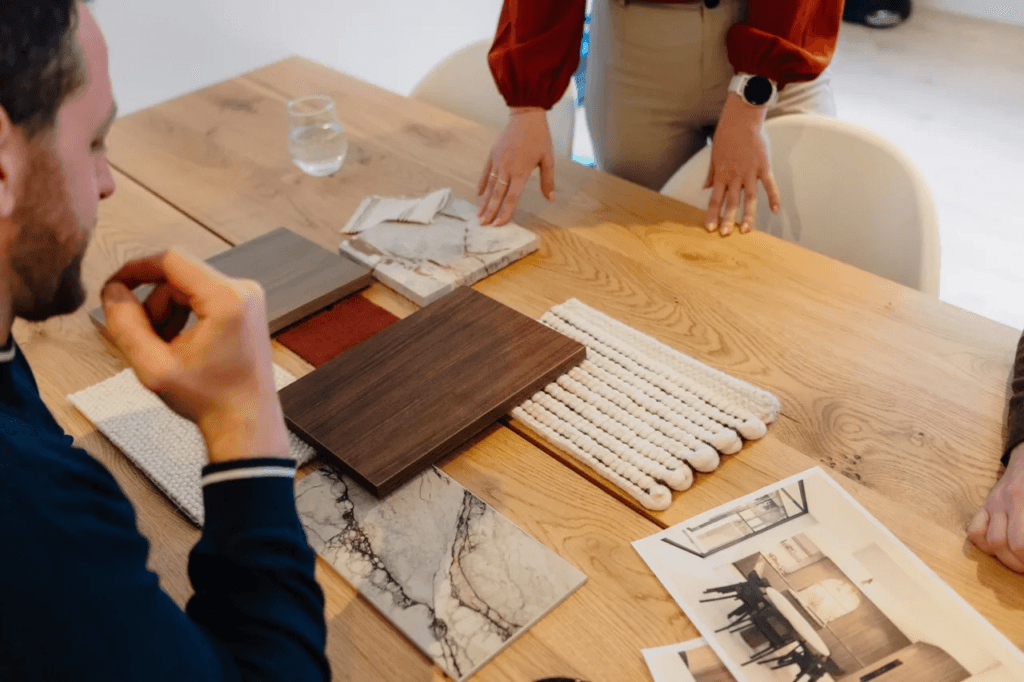Interieurstalen op houten tafel