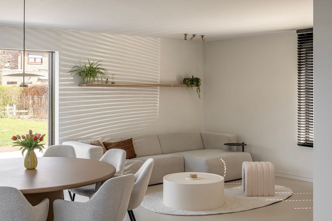 Modern beige interieur met ronde salontafel