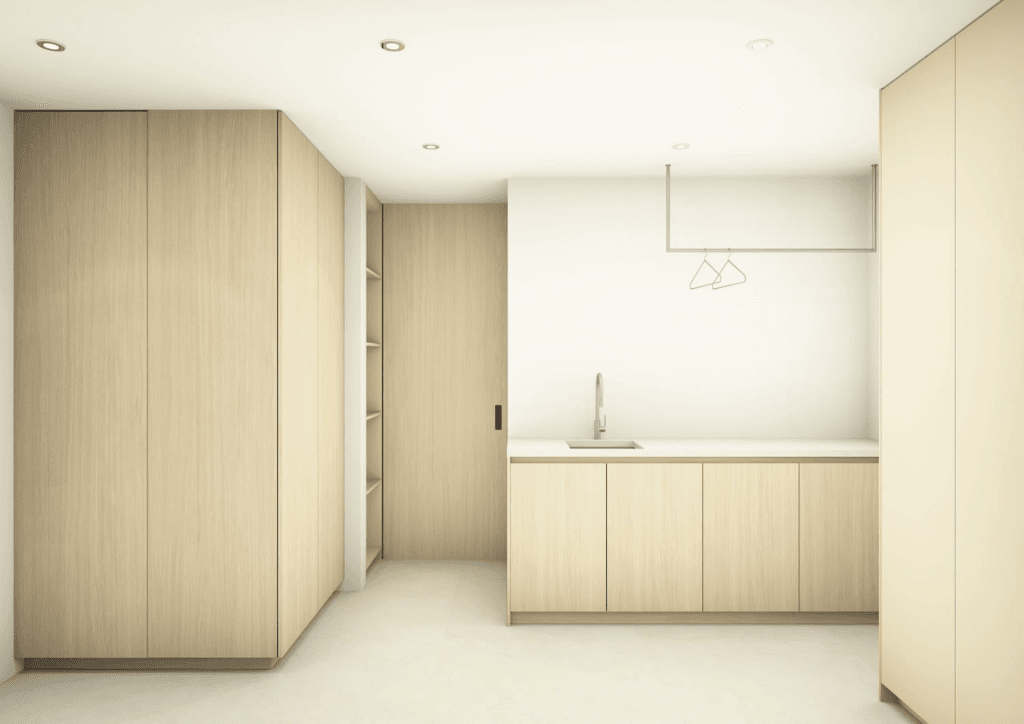 witte wasruimte met lichthouten inbouwkasten en lavabo